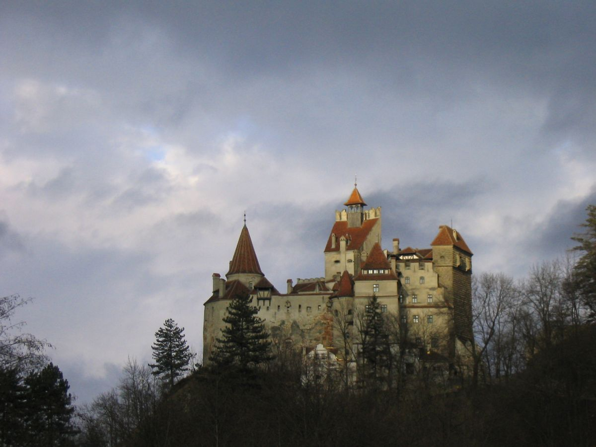 Menjulang di puncak dengan menaranya, Kastil Bran tampak menonjol. Kastil dari abad 14 itu ada di Brasgov. Kastil ini adalah monumen di Transylvania