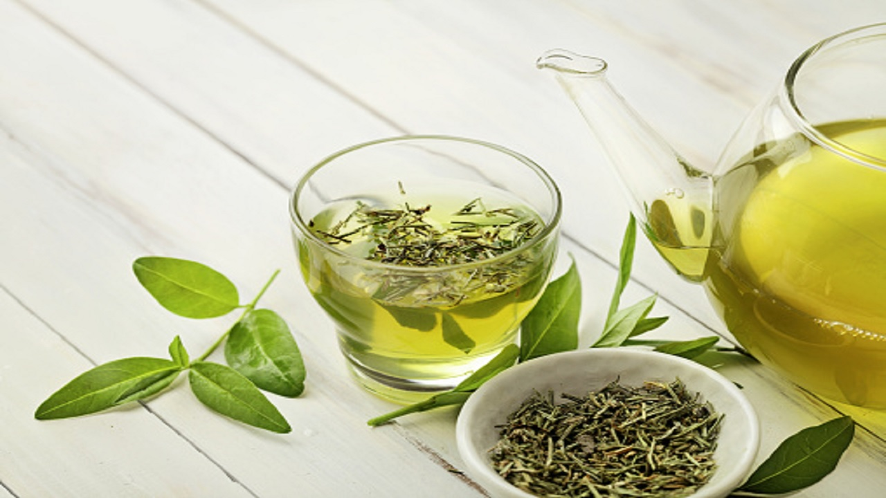 Teh hijau adalah nama teh yang berasal dari daun Camellia Sinensis yang dipetik dan mengalami proses pemanasan untuk mencegah oksidasi