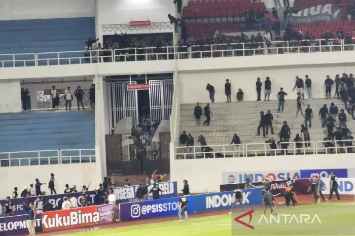 pertandingan yang berlangsung di Stadion Jatidiri, Semarang diwarnai kerusuhan suporter hingga berujung pertandingan terpaksa dihentikan
